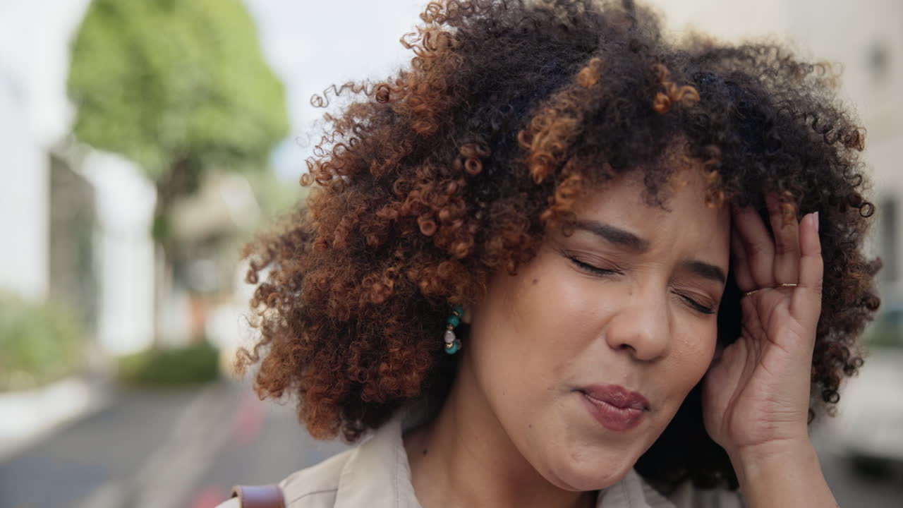 mujer, cara y dolor de cabeza en la calle con dolor