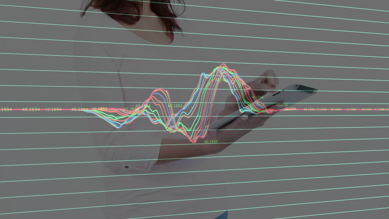 Mujer tocando el borde de una tablet y deslizando mientras analiza datos tecnológicos, lo que provoca que un gráfico lineal se ondule
