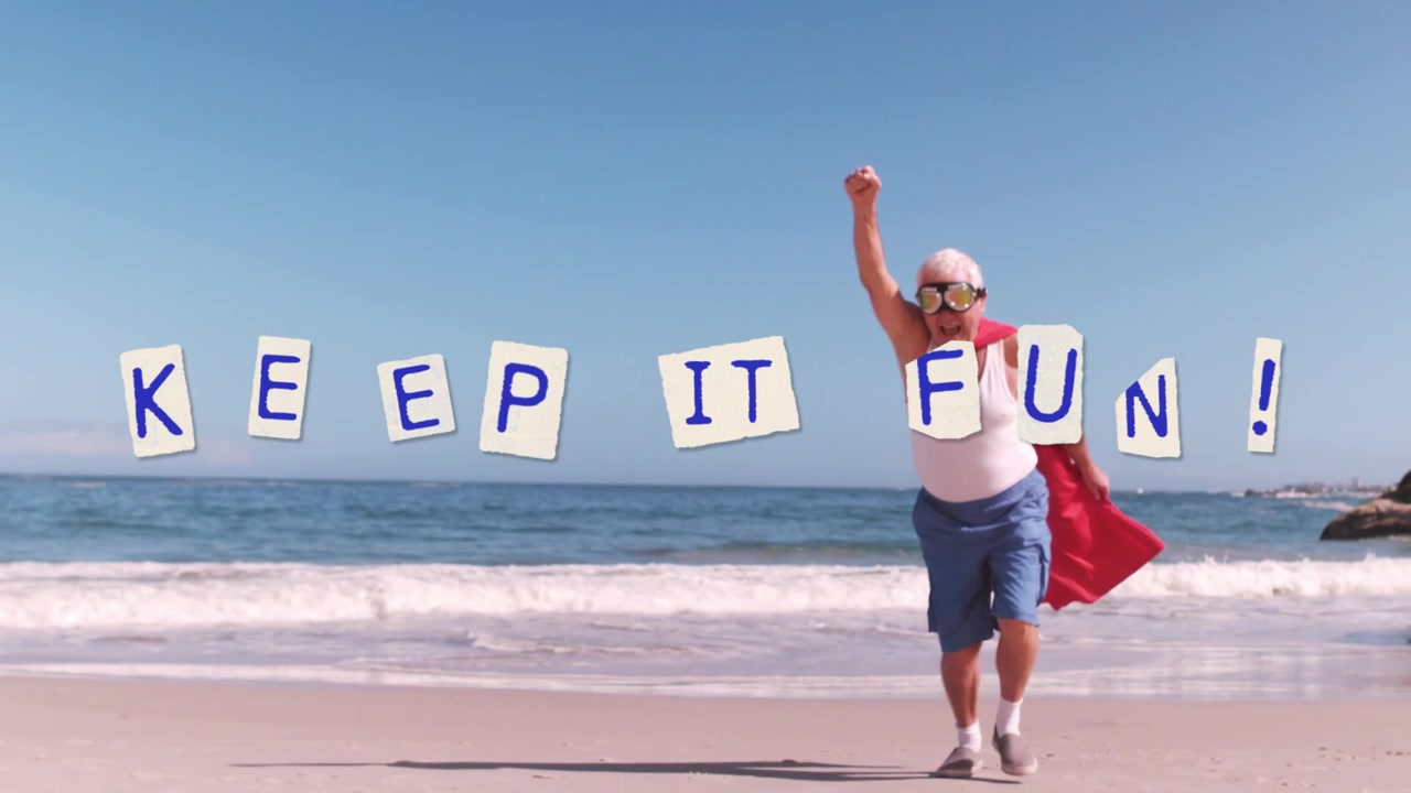 Ouder Paar Verkleed als Superhelden Rennend op het Strand