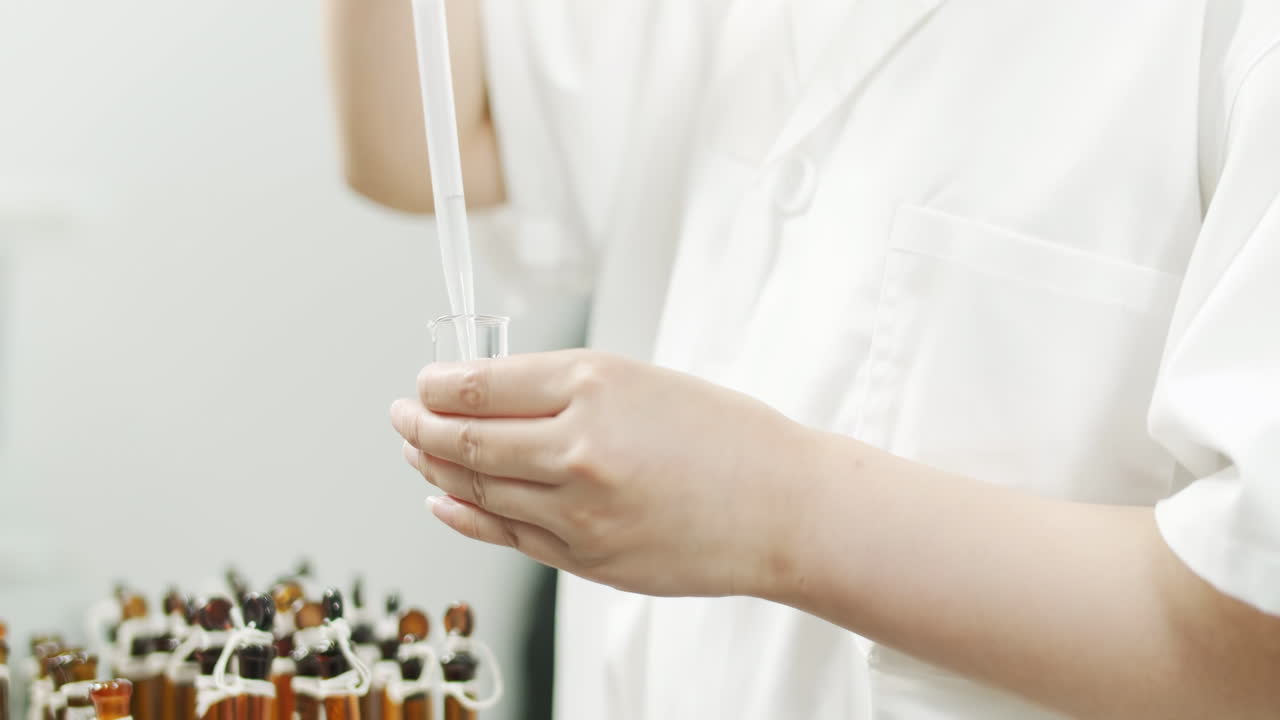 실험실에서 실험을 하는 과학자