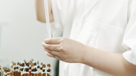 científico que lleva a cabo un experimento en un laboratorio