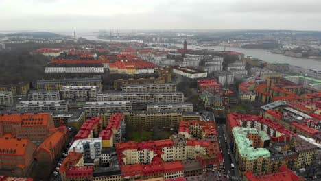 Impresionante-Vista-Aérea-Sobrevolando-El-Centro-De-La-Ciudad-De-Gotemburgo-Con-El-Horizonte,-El-Río-Y-Los-Edificios-En-Un-Día-Nublado-De-Invierno-En-La-Ciudad-De-Gotemburgo,-Suecia