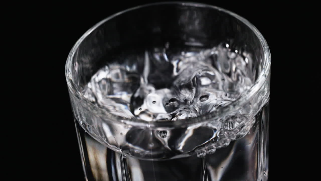 물 이 들어 있는 유리