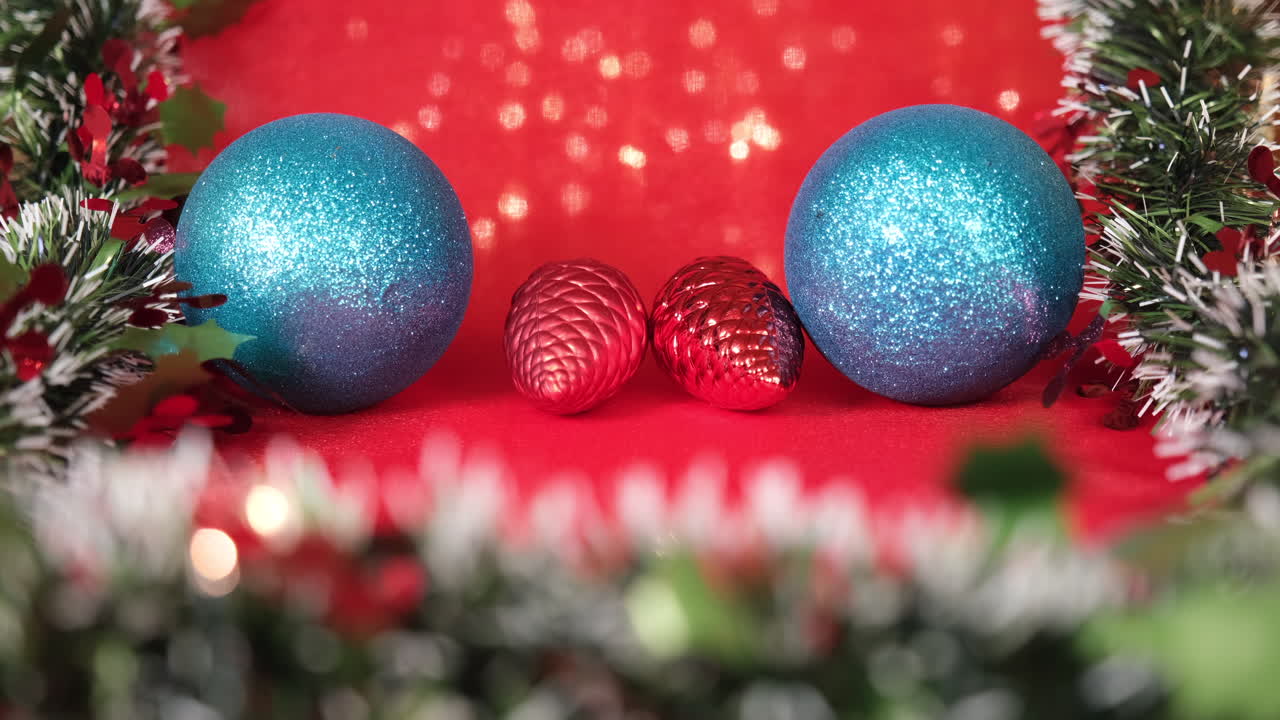 bola azul de navidad, decoración de pino y luces sobre fondo rojo