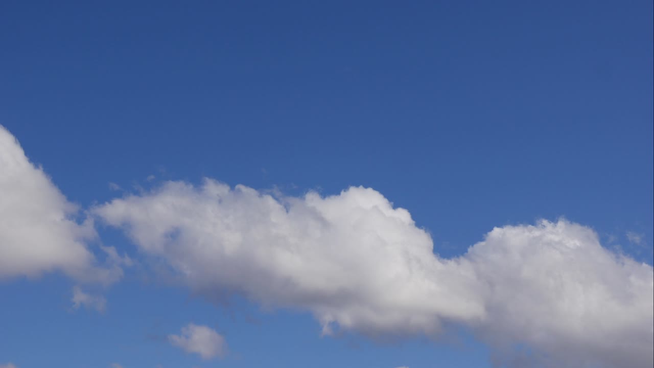 푸른 하늘 하 구름, 부풀어오르는 색 구름, 큐러스 구름 스케이프 타임스, 여름의 파란 하늘, 극적인 웅장한 놀라운 파란하늘, 부드러운  구름의 형태, 구름의 타임 스 배경