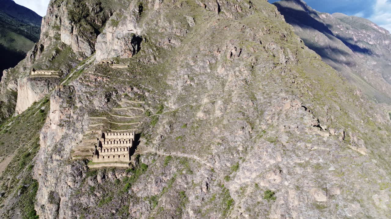 descripción general del sendero que conduce al sitio histórico de la ciudad de ollantaytambo cortado en la ladera de una colina en perú