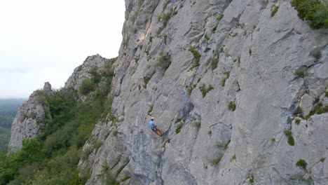 Drohnenaufnahmen-Eines-Mannes,-Der-Beim-Vorstieg-In-Den-Pyrenäen-Bei-Tarascon-Sur-Ariège-Angehalten-Wurde