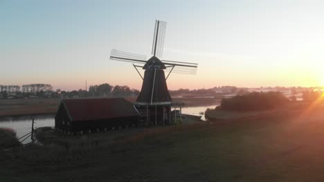 Holländische-Windmühle-Auf-Dem-Land-An-Einem-Nebligen-Morgen-Filmische-Drohnenantenne-In-4k