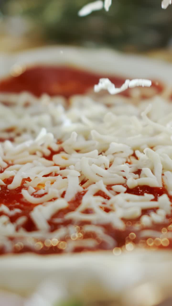 Pizza med ost og tomatsauce