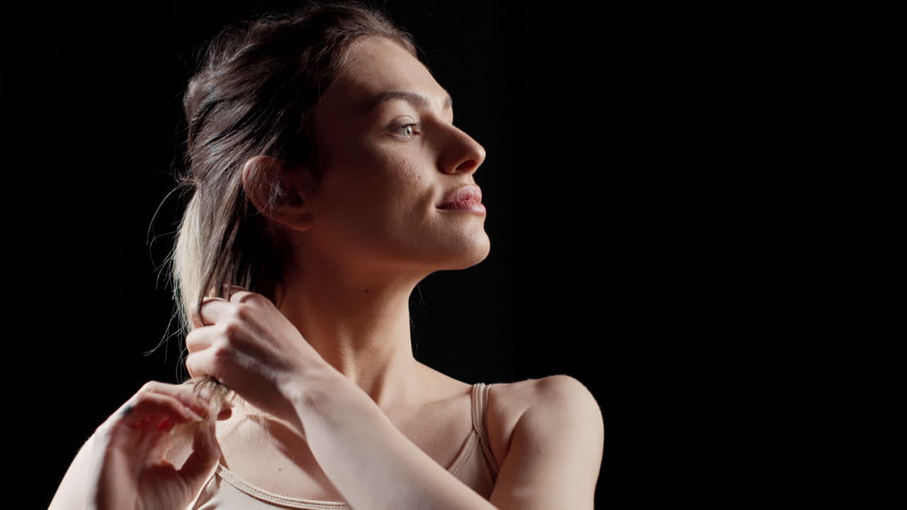 Ritratto di una donna con sfondo nero