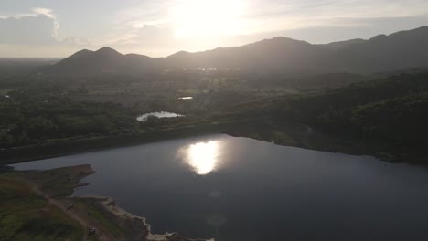 Imágenes-Aéreas-De-4k-Del-Embalse-De-Khlong-Bod-Con-Luz-Solar-Sobre-Las-Montañas-De-Fondo-En-Nakhon-Nayok,-Tailandia