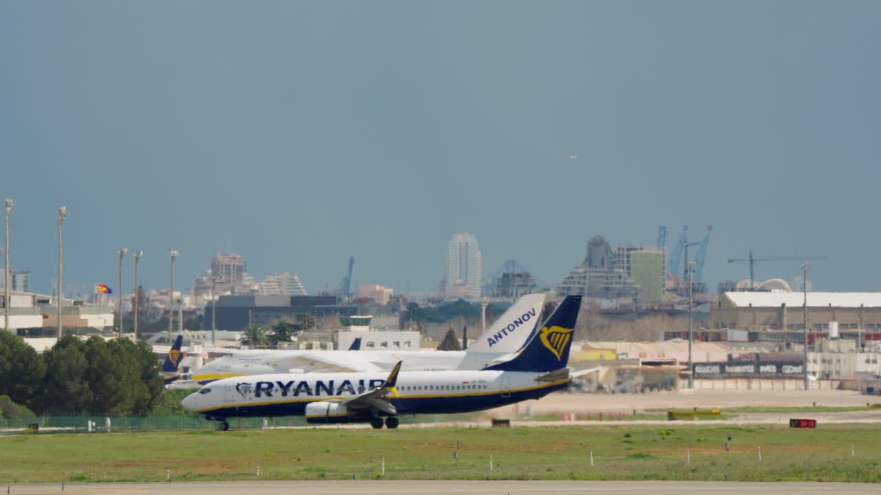 Pesawat Penumpang Ryanair Melaju Melewati Pesawat Kargo Antonov di Bandara
