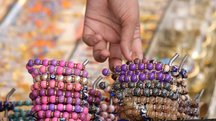 Braccialetti di perline colorati a un mercato