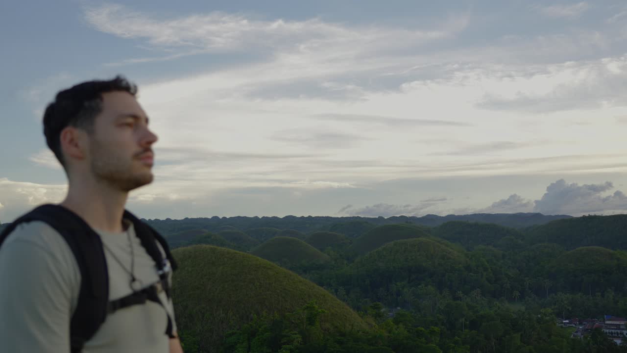 필리핀의 보홀 초콜릿 언덕을 고 있는 탐험가