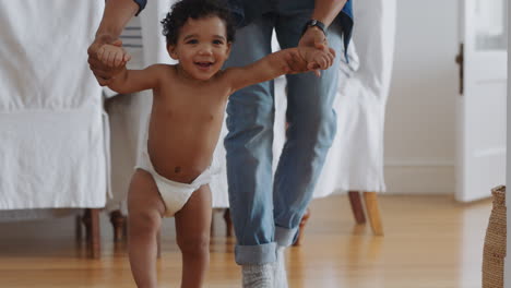 Baby-Lernt-Laufen-Kleinkind-Unternimmt-Erste-Schritte-Mit-Vater-Und-Hilft-Kleinkind,-Kind-Zu-Hause-Zu-Unterrichten