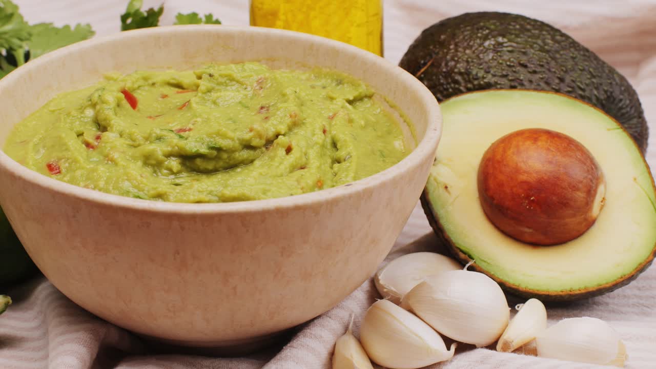 Guacamole v misce s ingrediencemi
