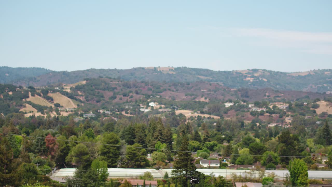 aviones no tripulados que inspeccionan líneas de transmisión, líneas eléctricas, postes eléctricos, flotando