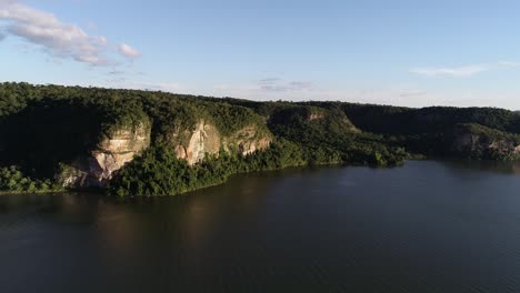 Toma-Aérea-De-Magníficas-Colinas-Rocosas-En-El-Río-Paraná,-Parque-Teyu-Cuare,-Argentina