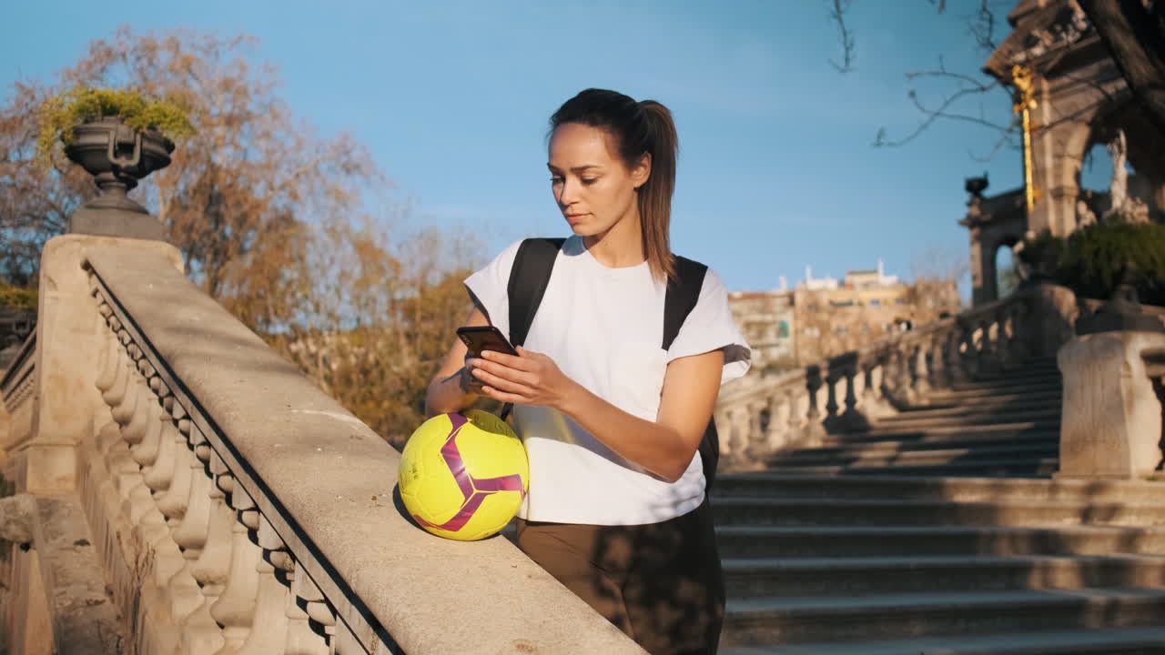 mujer usando teléfono inteligente al aire libre.