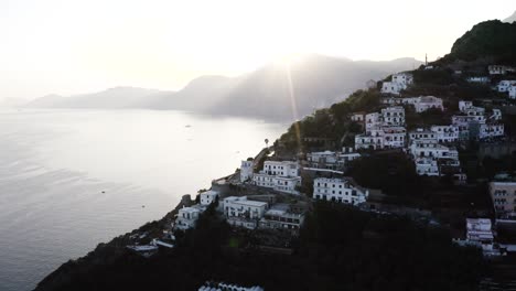 vista aérea de praiano, italia con vistas al mar tirreno