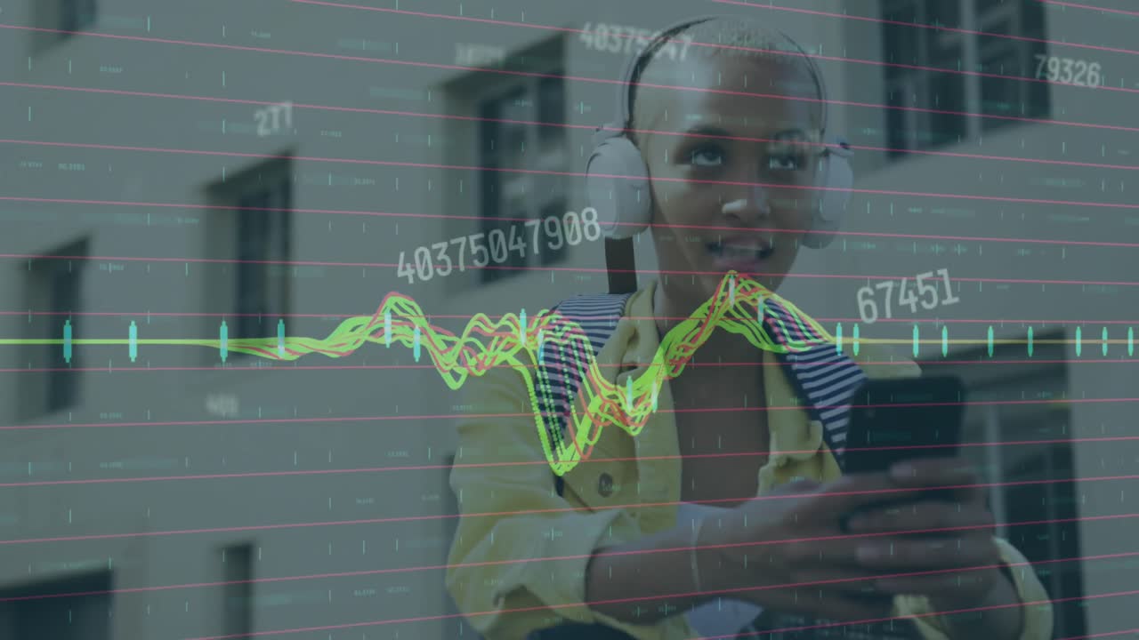 animazione di grafici, numeri, donna biraciale con le cuffie che ascolta musica sul cellulare