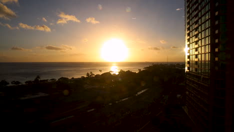 Erstaunlicher,-Farbenfroher,-Warmer-Sonnenuntergangsblick-Vom-Balkon-Aus