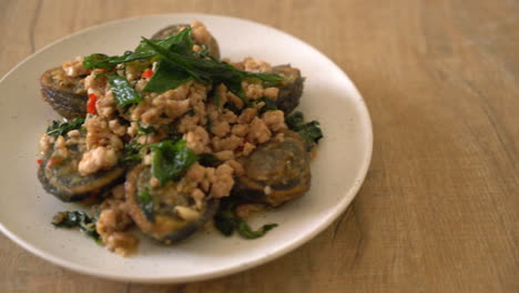 huevo centenario salteado y carne de cerdo picada con hojas de albahaca santa