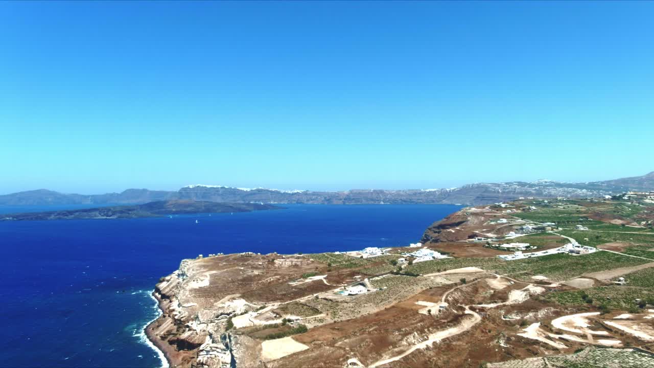vista aérea 4k azul mar y cielo sobre akra mavro vouno en santorini grecia