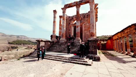 experimente la grandeza del foro y capitolio de djemila con esta vista panorámica de las majestuosas ruinas, llenas de un rico significado histórico