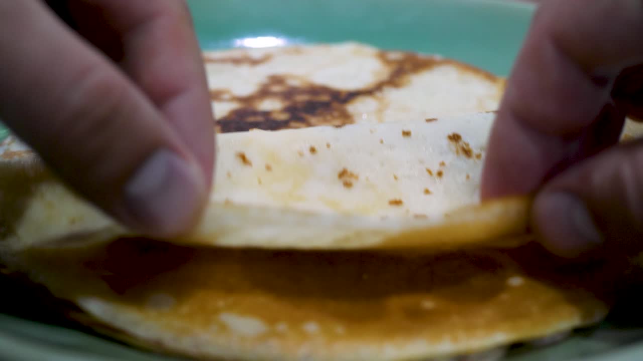 panqueques caseros dulces con leche condensada para el desayuno