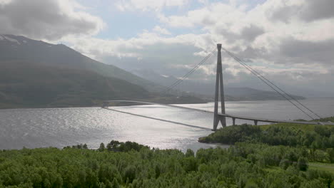 vista aérea del puente halogaland sobre el fiordo rombaken en nordland, noruega