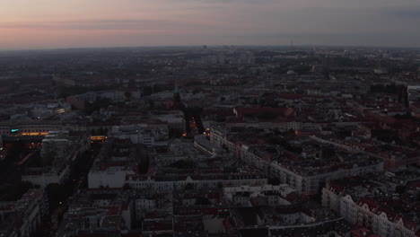 Los-Reenviadores-Vuelan-Sobre-La-Ciudad-Por-La-Mañana.-Incline-Hacia-Abajo-En-Las-Calles-Y-Edificios-En-El-Barrio-Urbano.-Berlín,-Alemania