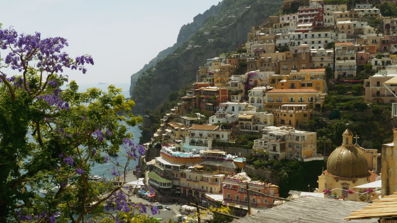 широкий снимок позитано, италия, с известной смотровой площадки, с которой открывается вид на расположенную внизу деревню