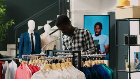 Cliente-Revisando-Camisa-Básica