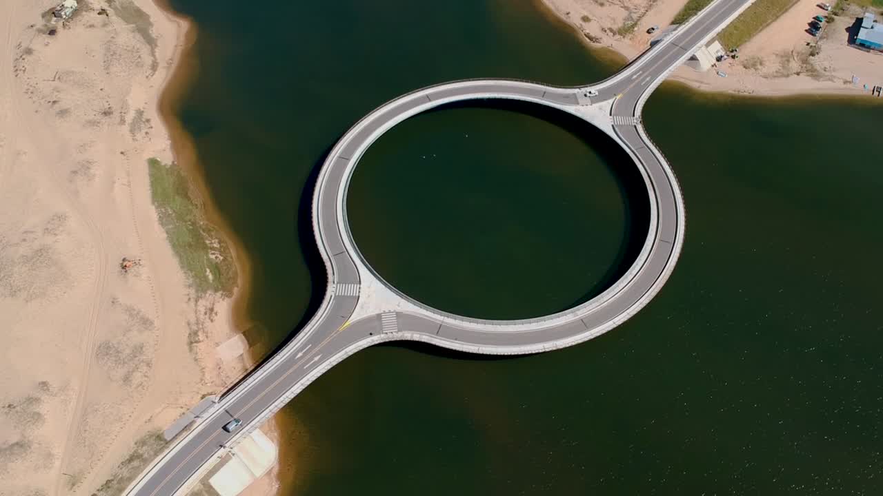 un puente de carretera redondo sobre el océano en garzón, maldonado, uruguay