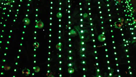 luces de colores parpadeantes en un árbol de navidad