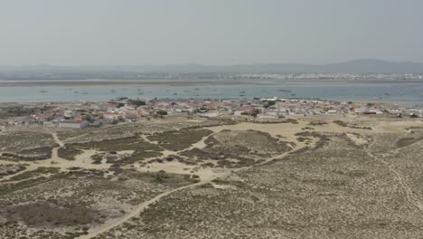 Algarve,-Portugal---Residenzen-Am-Meer-Entlang-Der-Küste-Auf-Der-Insel-Armona---Drohne-Fliegt-Vorwärts--