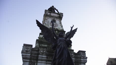 escultura de ángel contra el cielo azul claro y el sol mágico épico, concepto del fin del mundo del apocalipsis