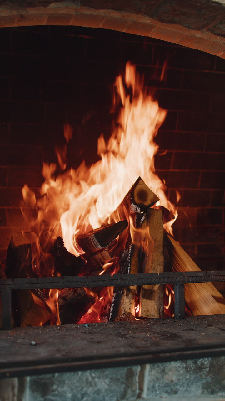 레스토랑 석조 바베큐 bbq 불타는 나무 개방된 벽돌 오븐 불꽃 화재 클로즈업 장난감 느린 동작