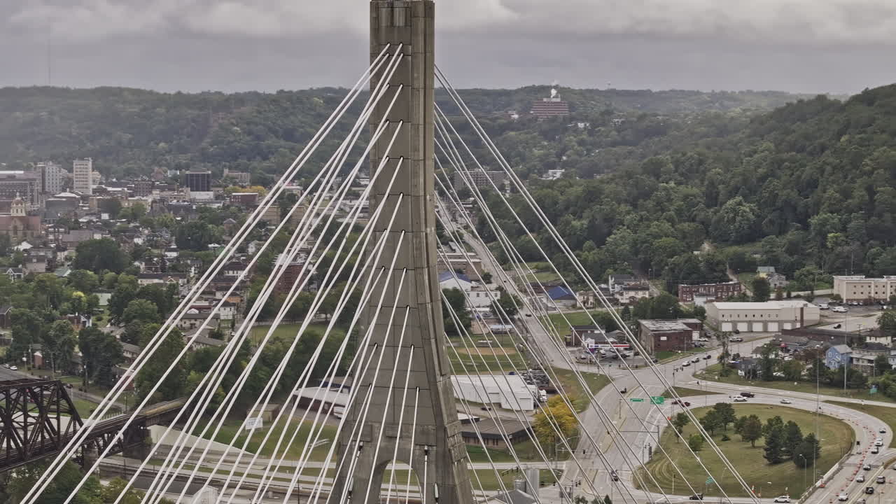다리 와 강 이 있는 도시 의 공중 사진
