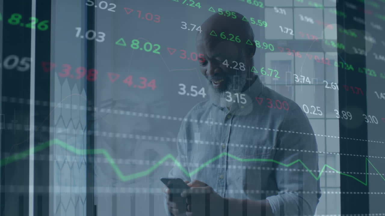 Animazione di elaborazione di dati di mercato azionario su un uomo afroamericano che usa lo smartphone in ufficio