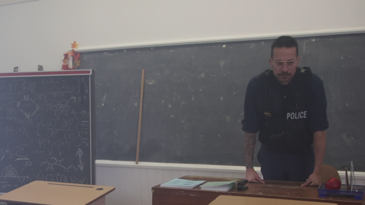 investigación policial dentro de una escuela