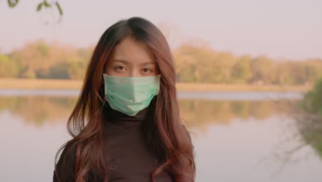 공원에서 얼굴 마스크를 쓰고 있는 여자