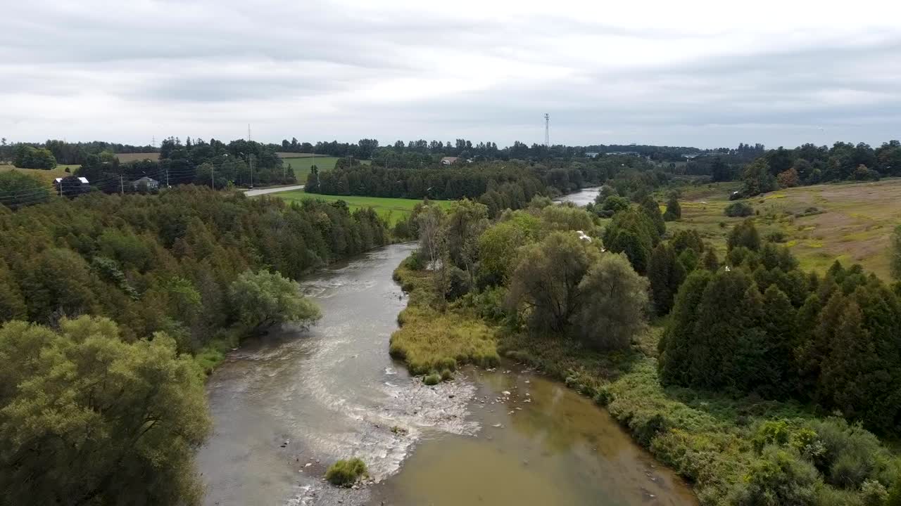 Mudret vand i flod, der strømmer gennem Ontario, set fra drone