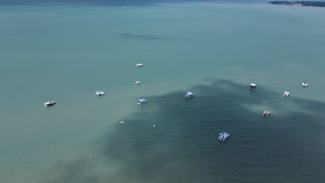 barcos y botes amarrados en el mar en brasil - fotografía aérea