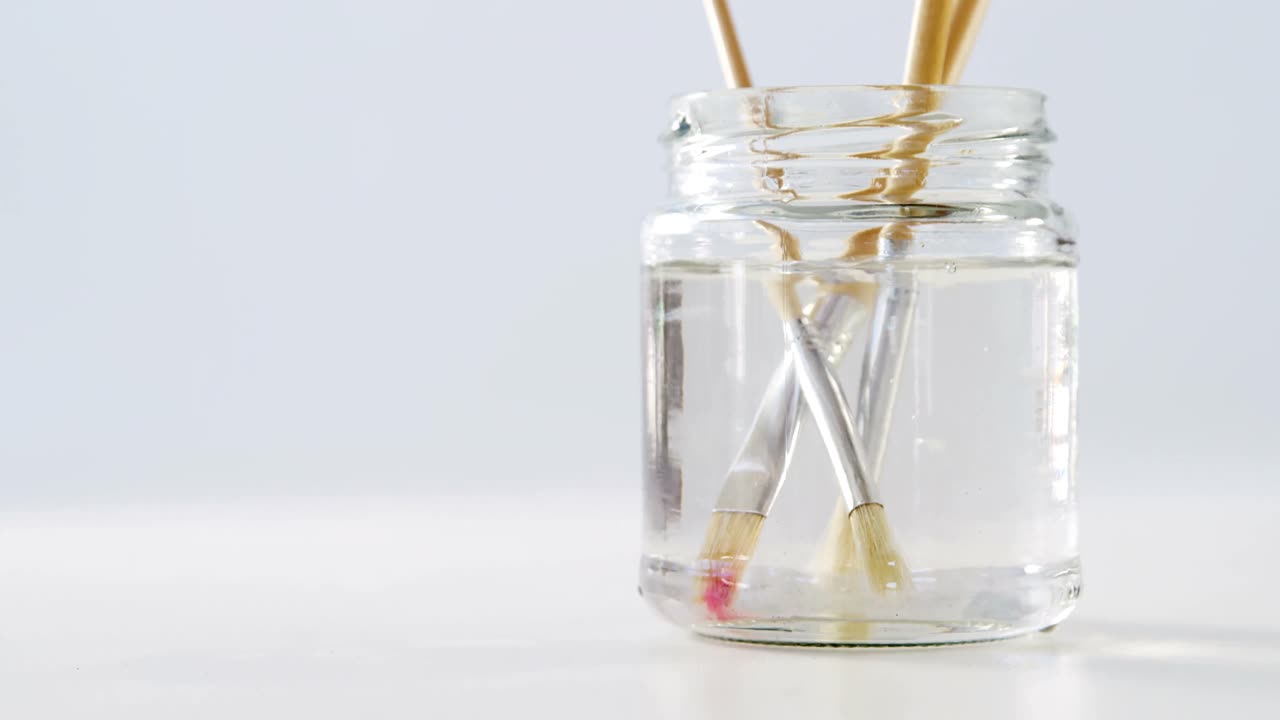 깨 ⁇  한 페인트 브러쉬 가 물 에 담그는 것