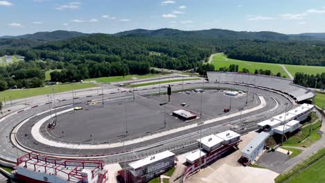 Empuje-Aéreo-Bajo-Sobre-El-Circuito-De-North-Wilkesboro-En-North-Wilkesboro-Carolina-Del-Norte,-Carolina-Del-Norte