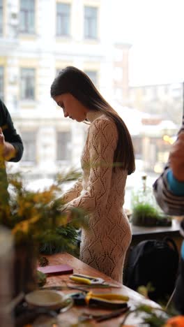 mujer haciendo un arreglo floral