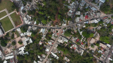 Ojo-De-Pájaro-Aéreo-Vista-De-Arriba-Hacia-Abajo-De-La-Ciudad.-Mezcla-De-árboles,-Vegetación-Y-Desarrollo.-Valladolid,-México