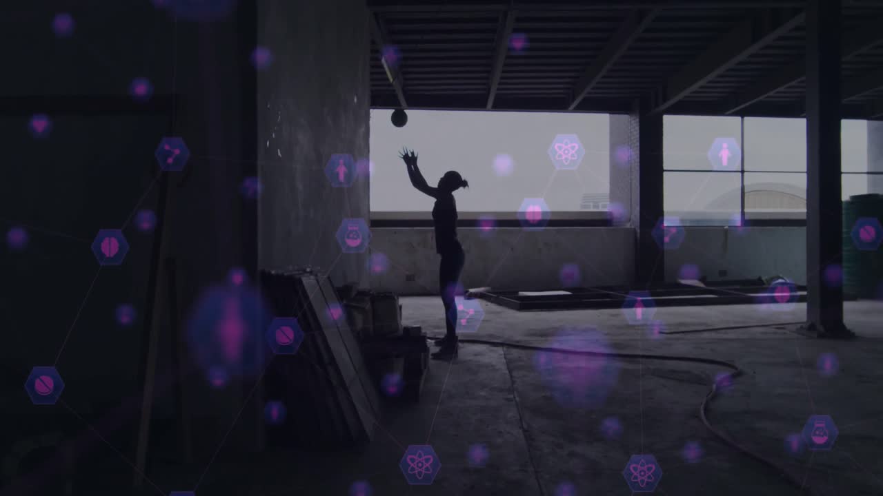 animación de una red de conexiones con iconos tecnológicos sobre una mujer haciendo ejercicio con una pelota